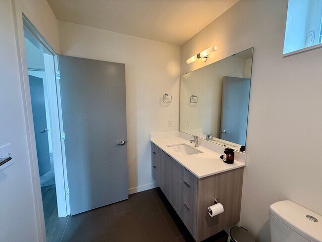 Building Photo - West Seattle/Pigeon Point Townhome
