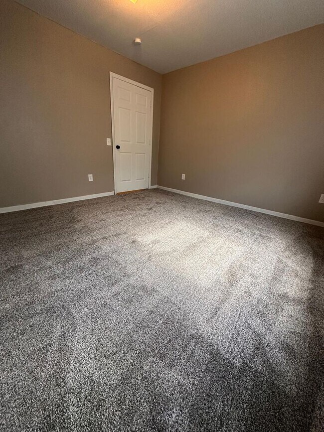 Building Photo - 3bedrooms 1 1/2 bathroom. The house is ver...