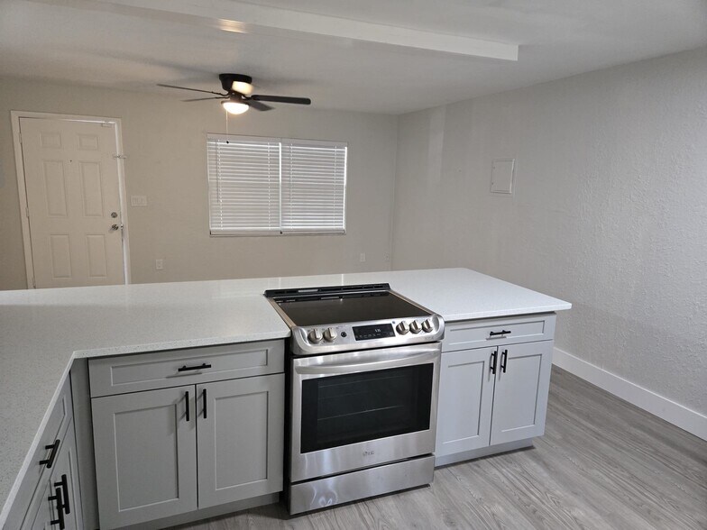 Building Photo - 266 Diamond St