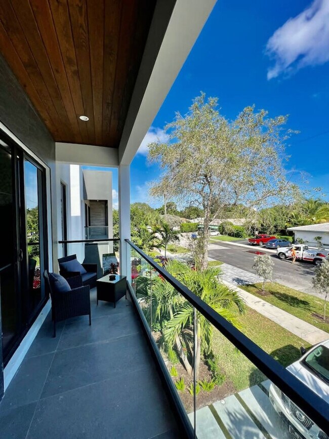 Building Photo - 547 NE 16th Ave