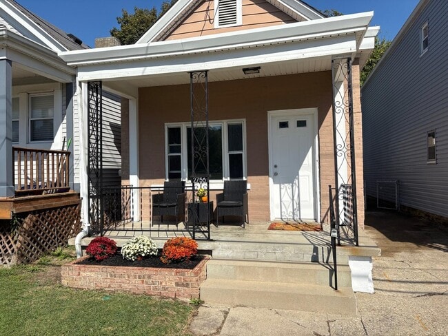 Primary Photo - 2756 Latonia Ave