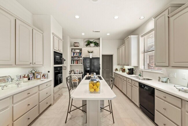 Building Photo - 4513 Country Club View