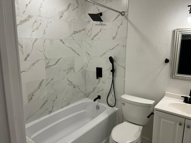 Building Photo - Charming Renovated 1 Bed / 1 Bath Apartment – Quiet North Dallas Living