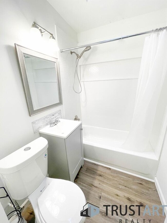Building Photo - 3 bedroom house in Oxford Circle NorthEast...