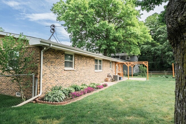 Building Photo - 3 bed 2 bath Ranch in Hobart