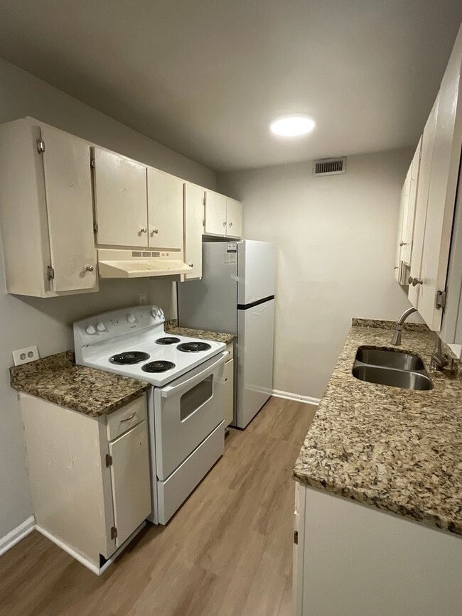 Building Photo - Quiet Two Bedroom Apartment off Rodman Ave