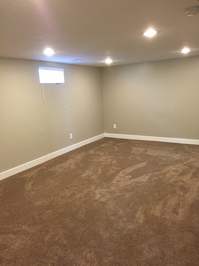 Building Photo - 664 E Ramona Ave