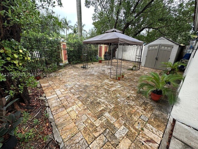 Building Photo - 4273 NE 10th Ct