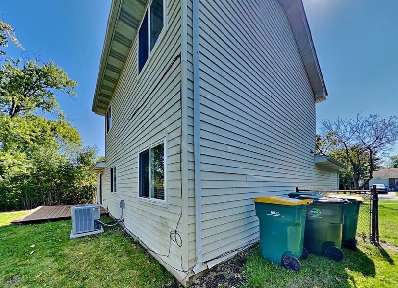 Building Photo - 6793 Redwing Dr