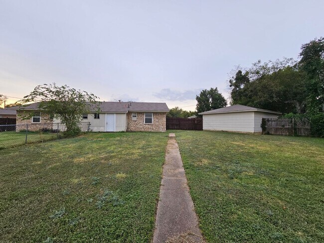 Building Photo - Spacious 2BR Duplex in Fort Worth