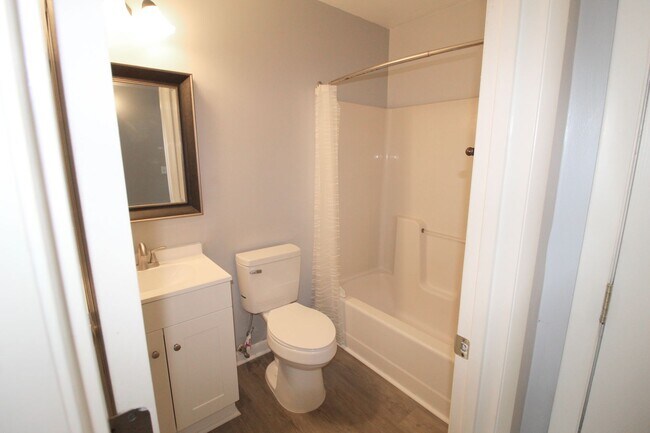 Building Photo - 1458 Bradley Dr