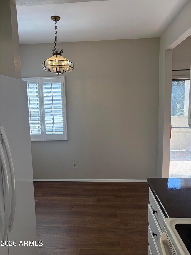 Building Photo - 930 N Mesa Dr