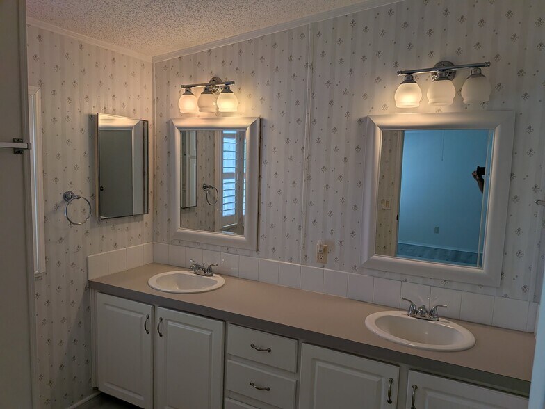 Building Photo - 215 Tiger Lilly Dr