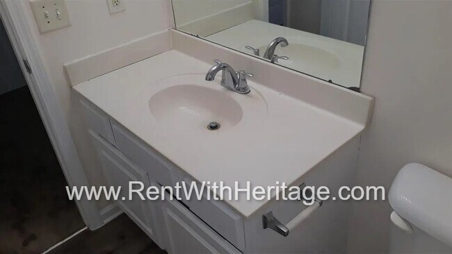 Building Photo - Awesome 3bd/ 2ba Townhome, Super Spacious, Small Community, Great Location