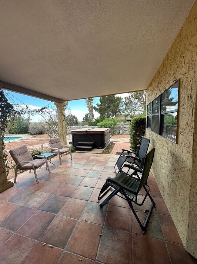 Building Photo - Beautiful 3 Bedroom, 3 Bathroom, Available...