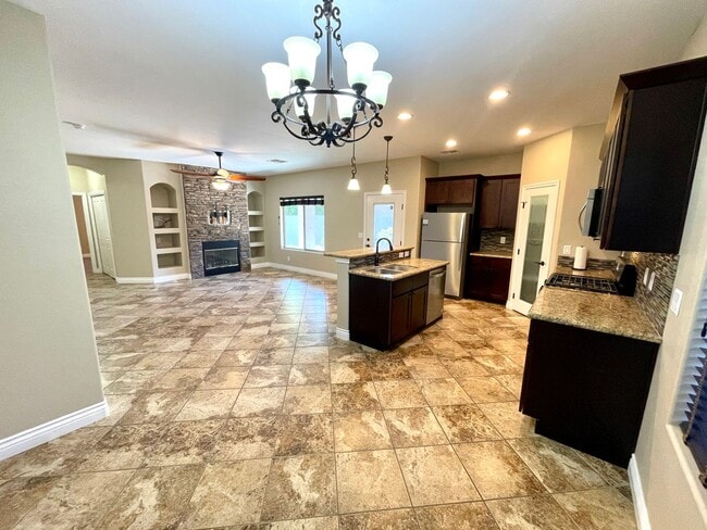 Building Photo - Elegant 3 Bedroom, 2 bathroom Home in Legacy Ranch Neighborhood in Central Kingman!