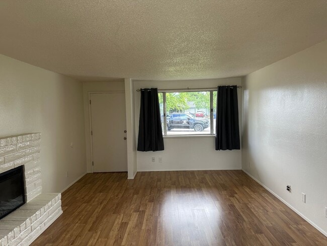 Building Photo - Updated 2 bed 1 bath dulpex in Springfield!