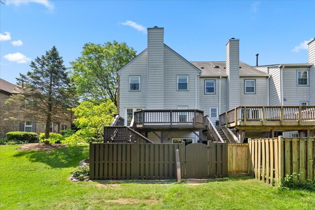 Building Photo - Stunning End-Unit Townhouse with Golf Cour...