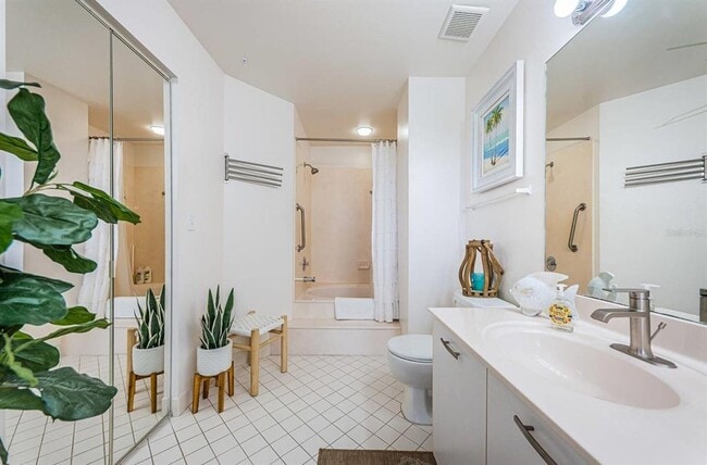 Building Photo - 6141 Bahia Del Mar Blvd S