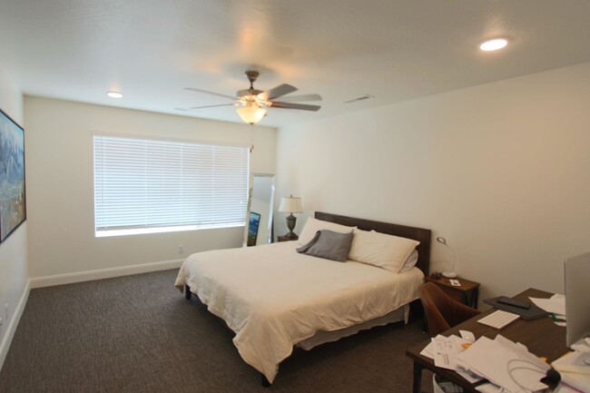 Building Photo - DESERT COLOR 3 Bed 2.5 Bath