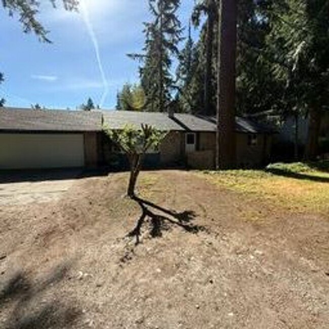 Building Photo - Beautiful home in highly desirable Bellevue neighborhood.