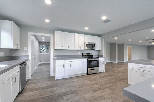 Building Photo - 915 Brook Forest Dr