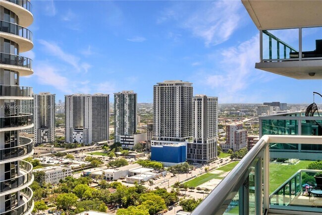 Building Photo - 1800 N Bayshore Dr