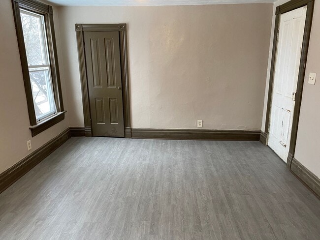 Building Photo - 5 Bed 1.5 Bath Single Family Home in Wausau