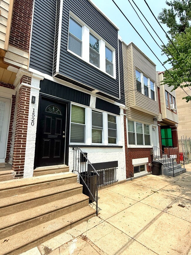 Building Photo - 1520 S Myrtlewood St