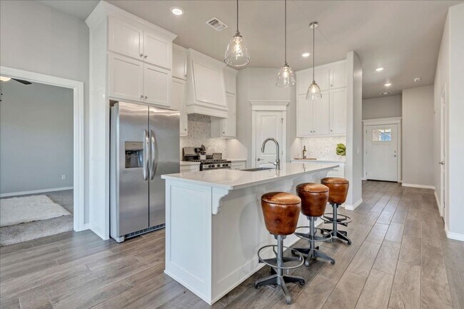 Building Photo - Nearly New Yukon Schools