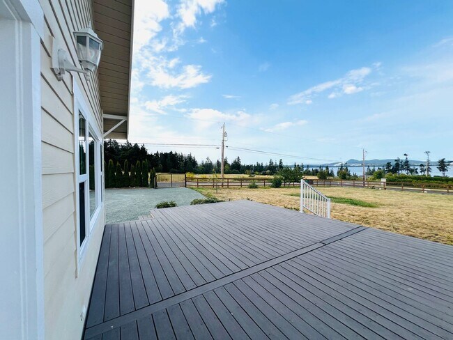 Building Photo - Beautiful 2 bedroom, + office/bonus room i...