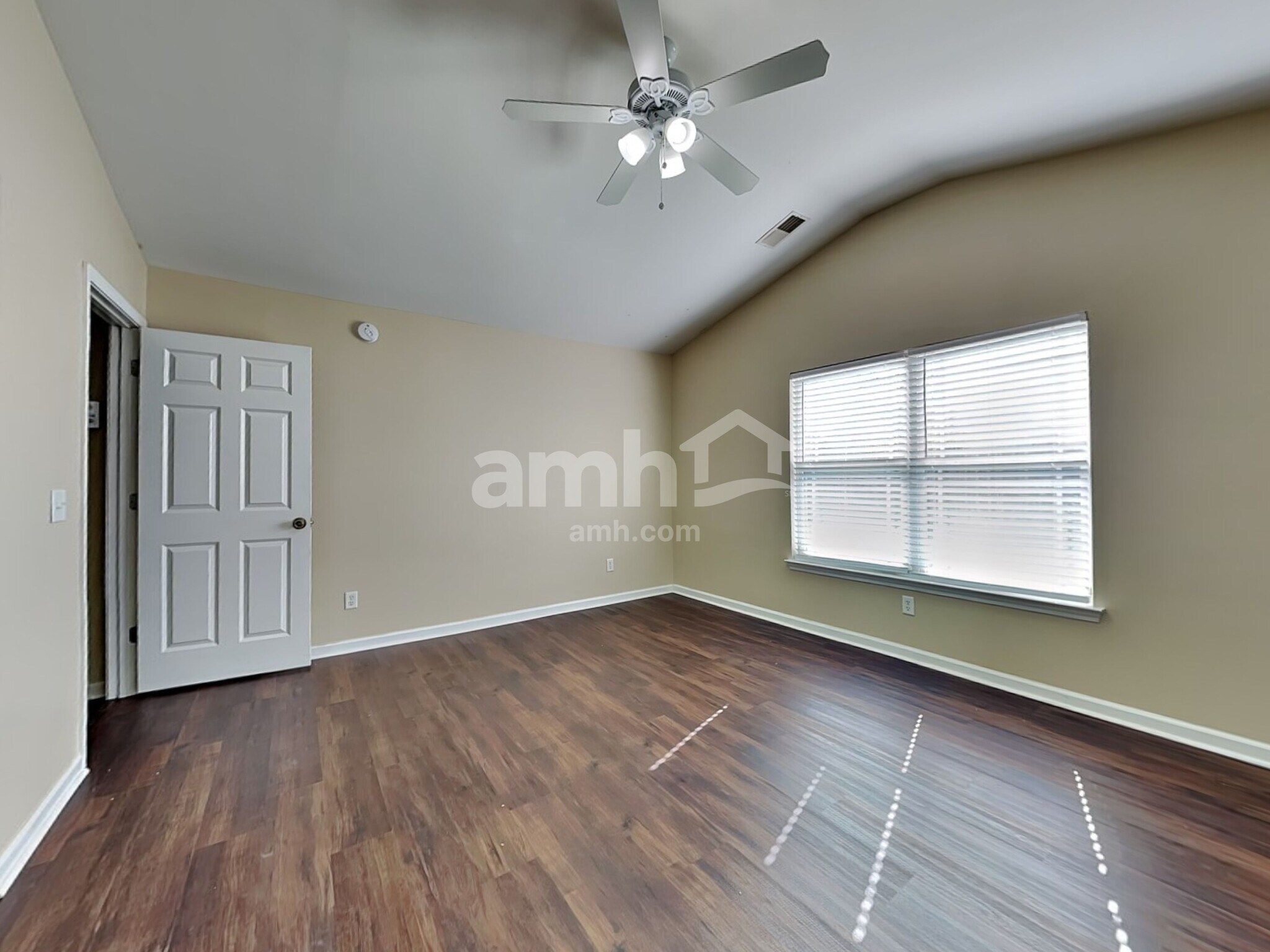 Building Photo - 117 Lakepointe Dr