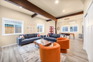 Building Photo - 917A 17th Ave