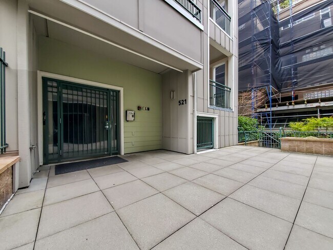 Building Photo - Bright 1-Bedroom + Office in Downtown Kirk...