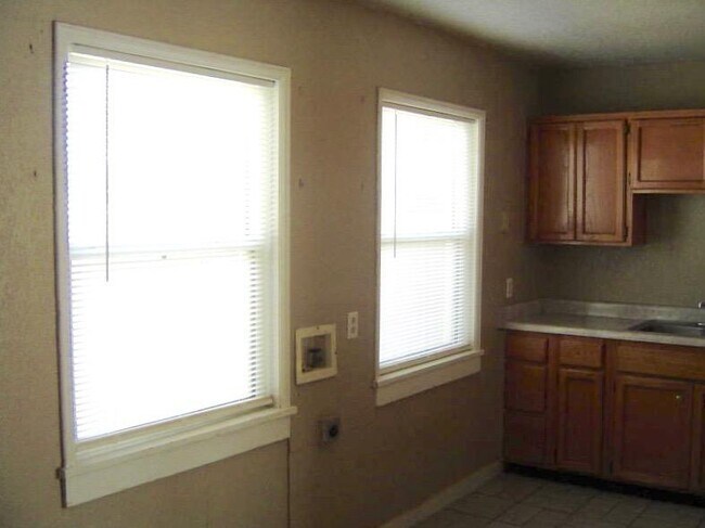 Building Photo - 601 Lomaland Dr