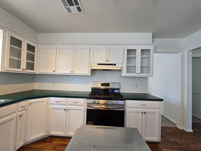 Building Photo - Remodeled 3 bed 2 bath home in Asher!