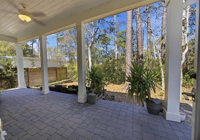 Building Photo - 15 Beacon Point Dr