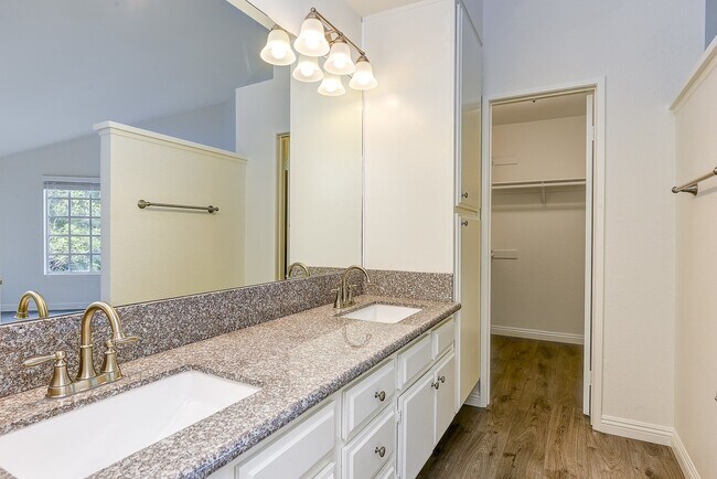 Building Photo - Remodeled 3 Bed Penthouse Condo