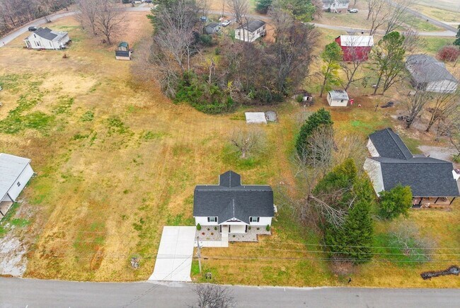 Building Photo - 205 Maple St