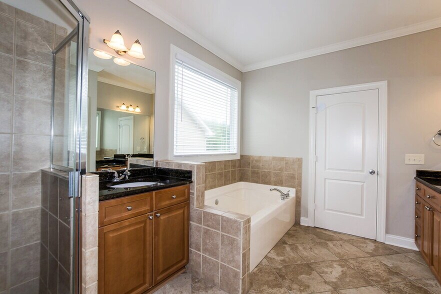 Building Photo - 8638 Castle Cliff Dr