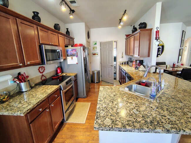 Building Photo - 593 Sinatra Way
