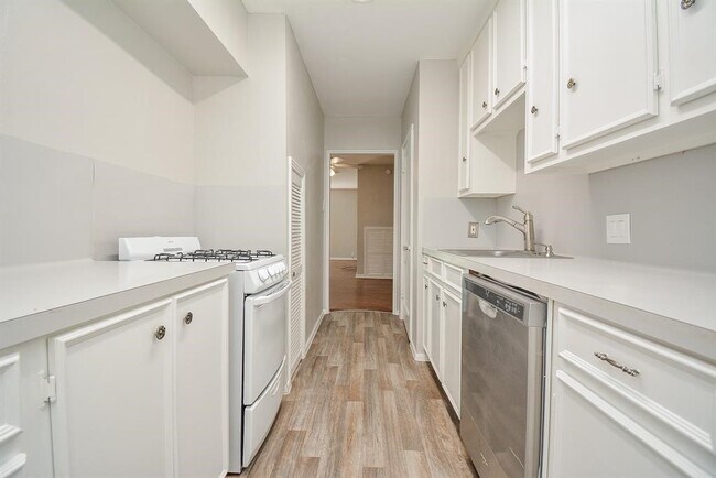 Building Photo - 2718 Wroxton Rd