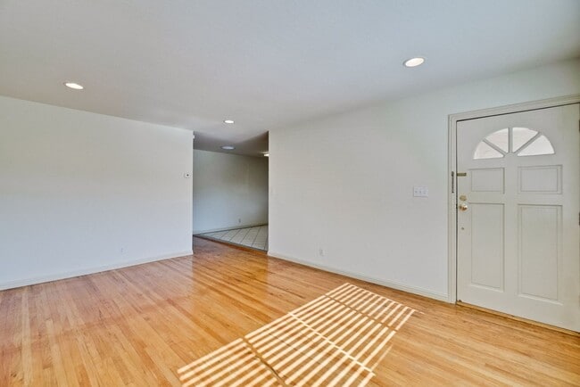 Building Photo - 1109 White Cliff Dr