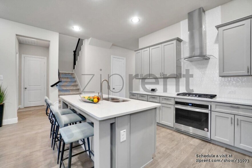 Building Photo - 12790 Royal Oaks Ln