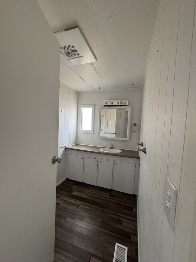 Building Photo - 514 E St