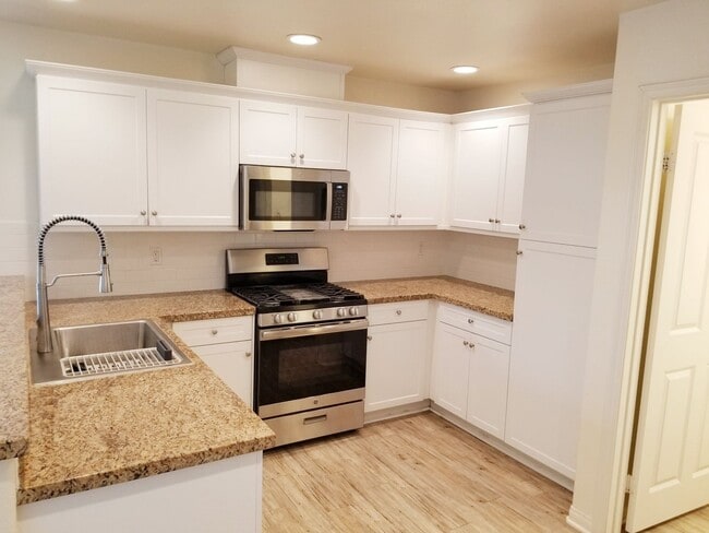 Building Photo - Spacious Condo 3 bedrooms, 2 bathrooms Built 2016