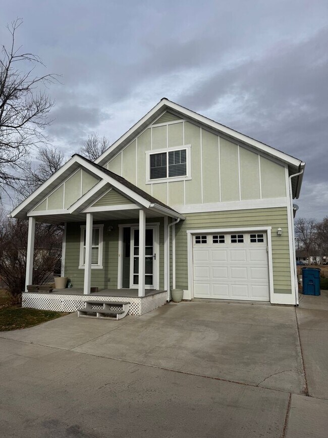 Building Photo - Cozy 4 bed 3 bath house