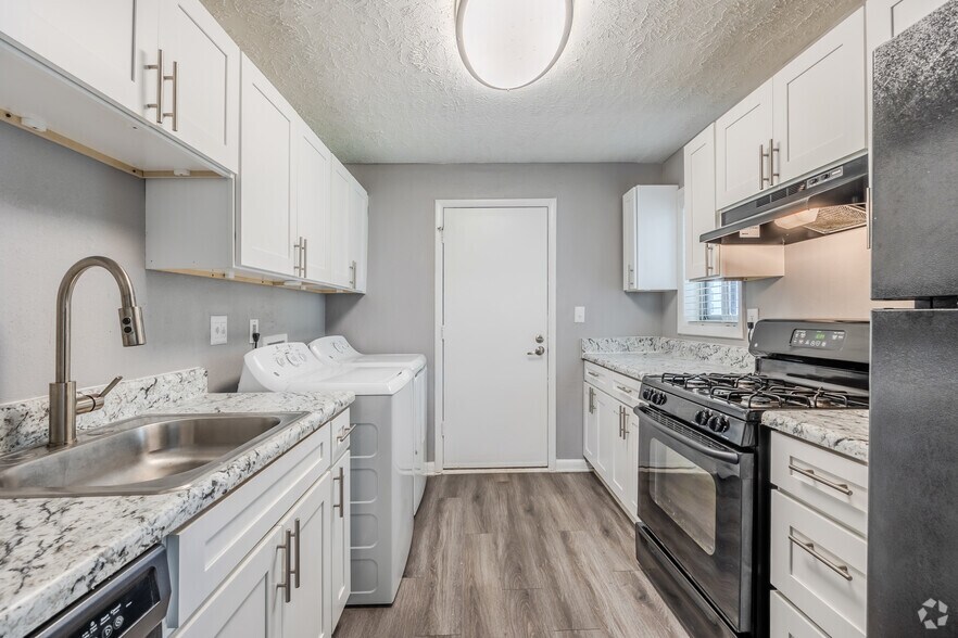 2BR, 1BA - 1,150SF - Kitchen - The Flats @ 1885