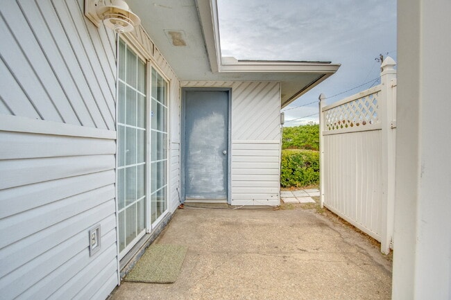 Building Photo - Pet-friendly Spacious Vinyl-Sided 2BR Apartment in Gulf Breeze