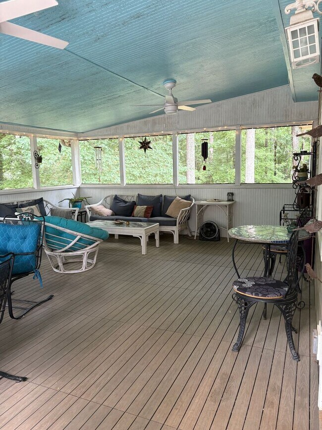 Building Photo - Large, private home in Rivercliff